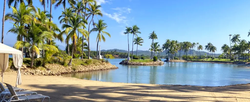 Laguna de la Navidad, Grand Isla Navidad Resort